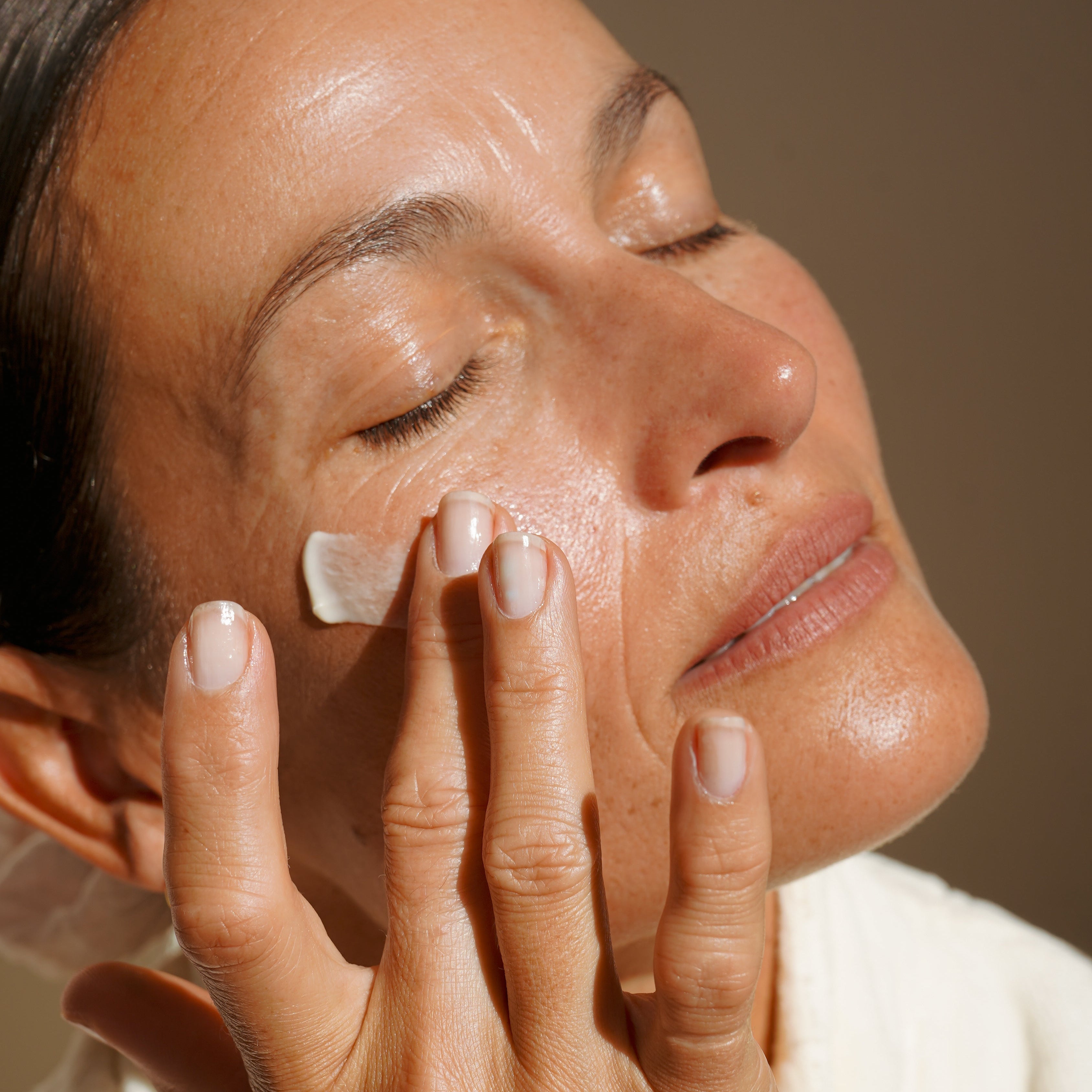 Mukti | Bioactive Renewal Eye Creme | Model applying to under eye