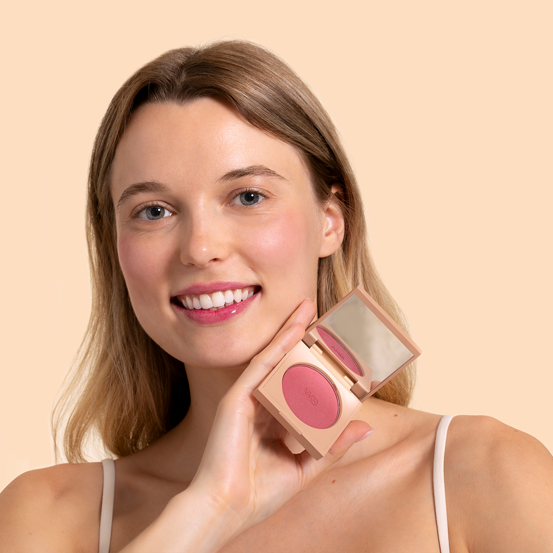 Wonderblush | Le Fard Blush | Model Image - woman holding an open blush compact smiling against a beige background