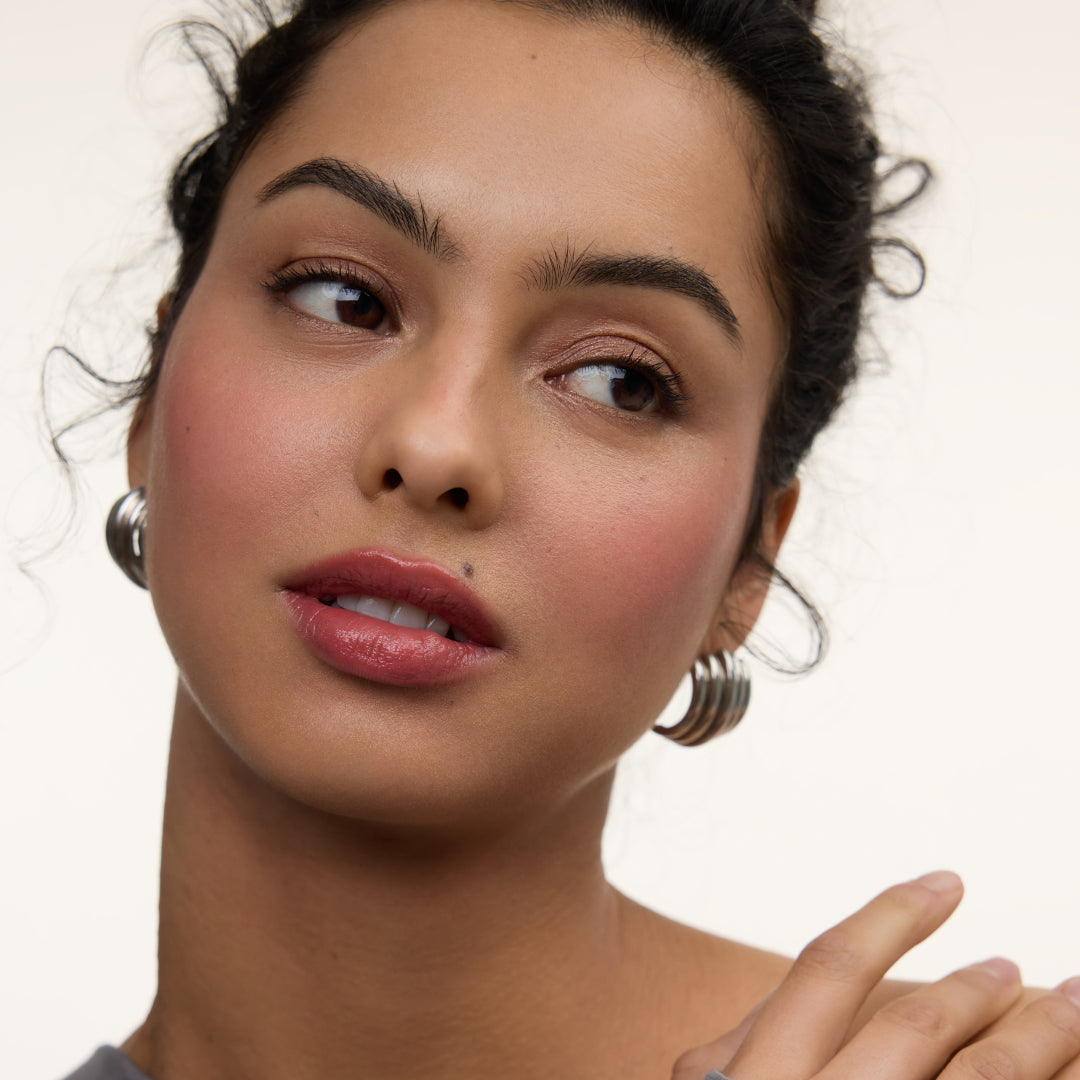 Wonderblush | Le Fondant Cream Blush | Aube Shade Model Image - close-up of a model wearing blush on the cheeks