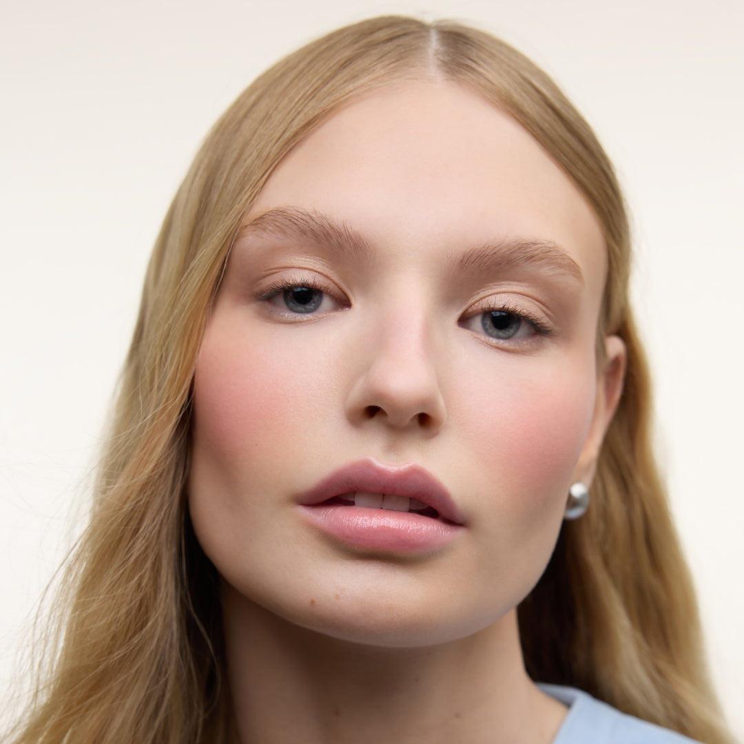 Wonderblush | Le Fondant Cream Blush | Ruban Shade Model Image - close-up of a model wearing blush on the cheeks